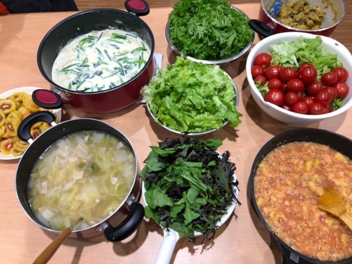 農場から提供された食材から調理された様々な料理（11月4日）